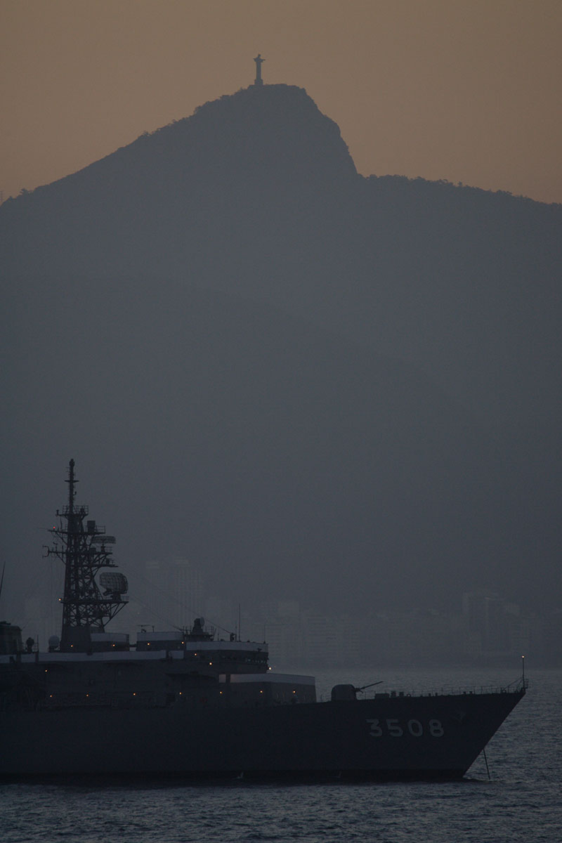 写真は夕日を浴び、被災地から離陸していく陸上自衛隊CH-47輸送ヘリです。（20011年4月6日撮影）